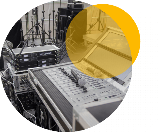 Mikrofon, konsoleta i inny sprzęt do nagłośnienia i oświetlenia imprez