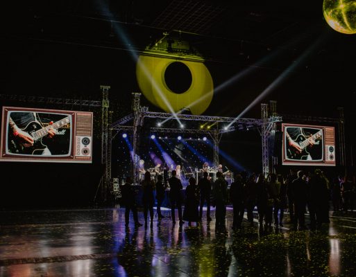 Scena na zorganizowanej imprezie integracyjnej.