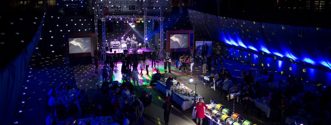 Bankiet firmowy zorganizowany w hali sportowej.