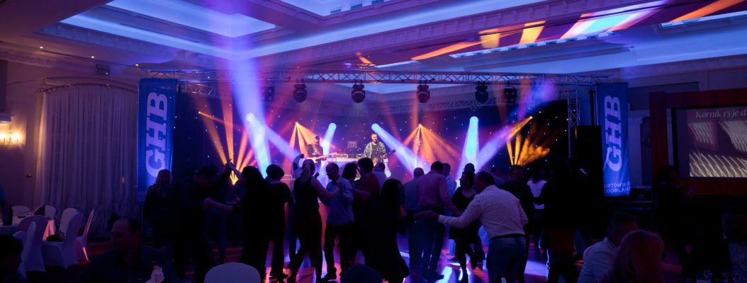 Publiczność tańczy przed sceną na koncercie na imprezie integracyjnej.