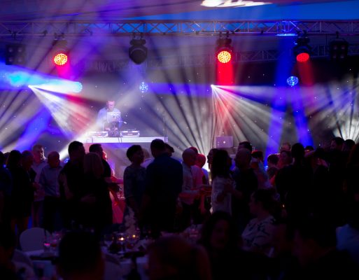 Dj przy konsolecie na scenie na prywatnym evencie