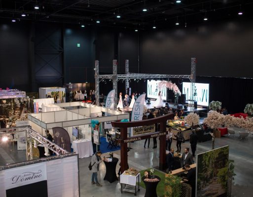 Hala ze sceną i stoiskami na targach branżowych.