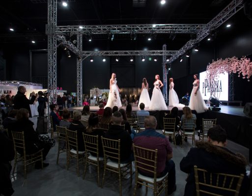 Pokaz sukien ślubnych na targach ślubnych zorganizowanych w hali targowo-wystawienniczej.