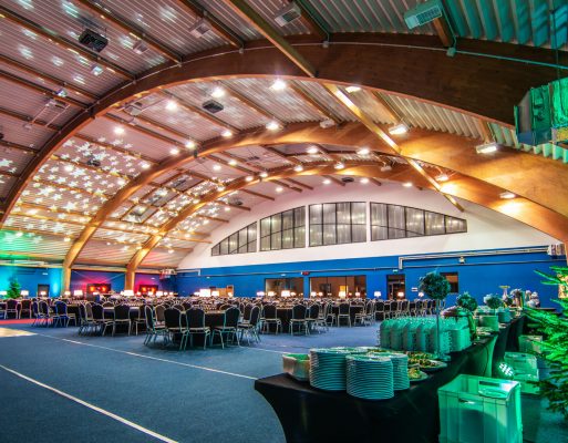 Kolorowa aranżacja świetlna hali zorganizowana na imprezę firmową.