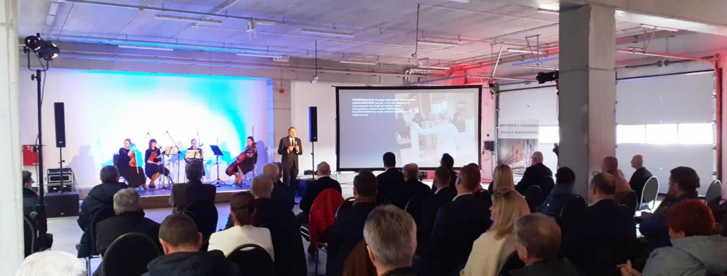 Mężczyzna przemawia na kongresie zorganizowanym przez firmę eventową.