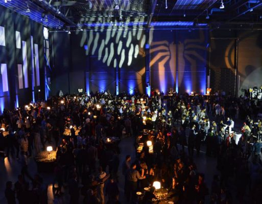 Integracja firmowa pracowników na bankiecie w hali targowej.