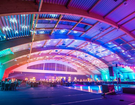 Hala tenisowa udekorowana kolorowym światłem na przyjęcie firmowe.