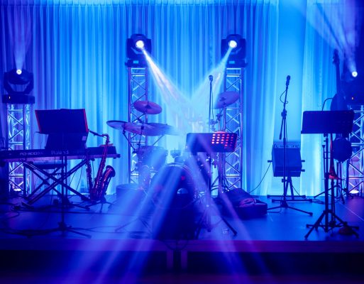 Niebieskie oświetlenie perkusji przed koncertem.