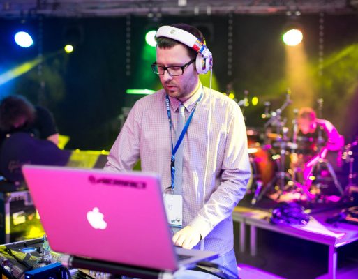 Dj puszcza muzykę na jubileuszu firmowym.