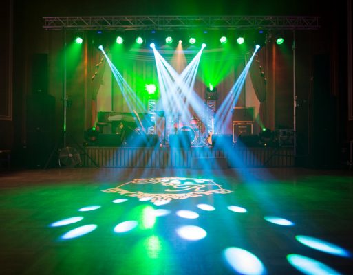 Kolorowe oświetlenie parkietu na prywatnym evencie. ł. organizacja-wesel; alt: Wesele zorganizowane w stylu glamour.