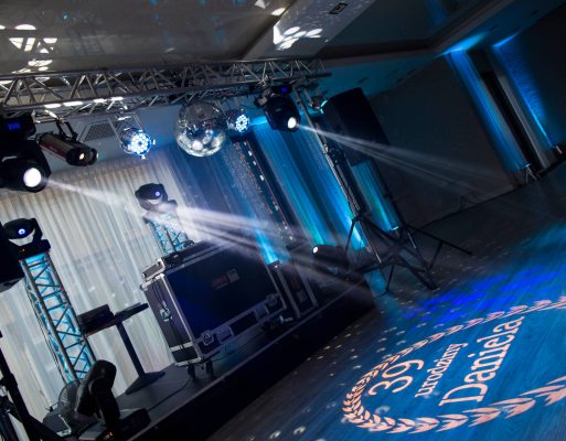 Mała scena z nagłośnieniem i oświetleniem na prywatnym jubileuszu.