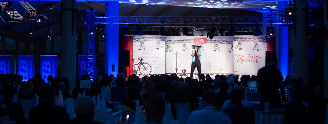 Występ kabaretu na imprezie firmowej.