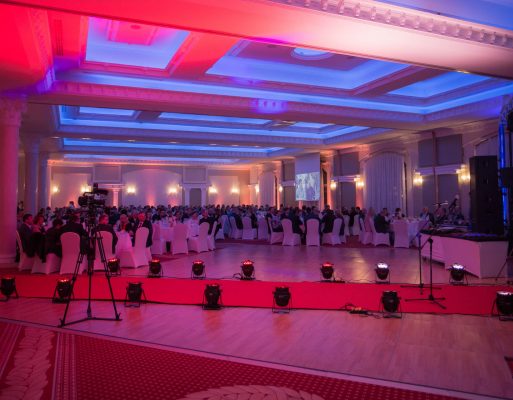 Czerwony dywan i oświetlenie na balu firmowym w hotelu.