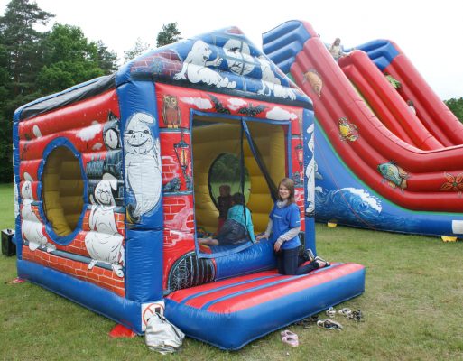 Dzieci bawią się na dmuchańcach w trakcie imprezy plenerowej.