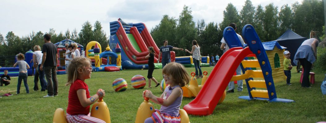 Dziewczynki bawią się na atrakcjach dla dzieci na festynie.