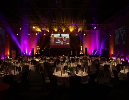 Sala bankietowa zaaranżowana na filmową imprezę integracyjną.