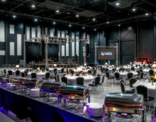 Przykładowa aranżacja sceny i sali bankietowej na imprezie integracyjnej obsługiwanej przez Event Projekt.