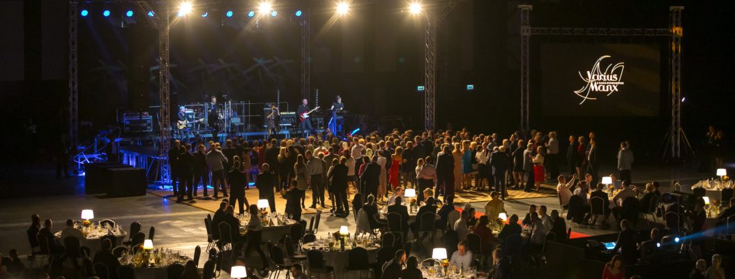 ubliczność przed sceną na koncercie z okazji jubileuszu firmowego.