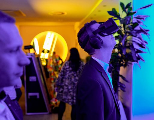 Mężczyzna grający w grę virtual reality na zabawie integracyjnej.