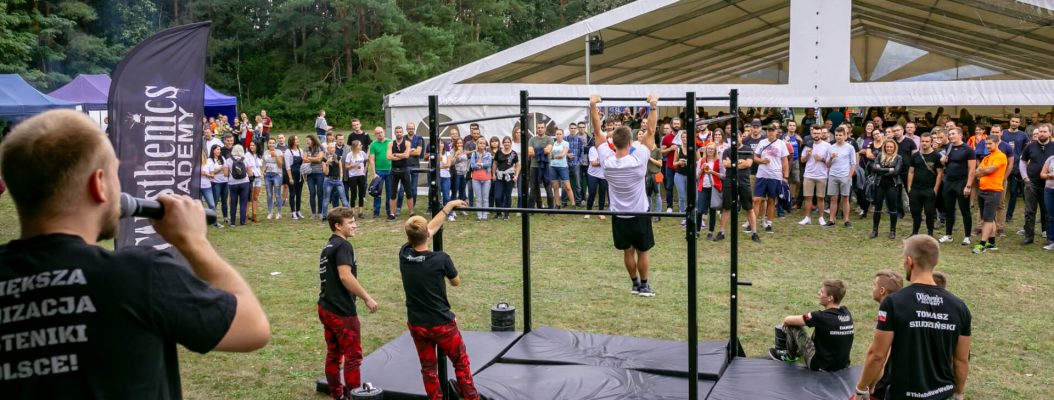 Konkurs wiszenia na drążku na imprezie plenerowej.
