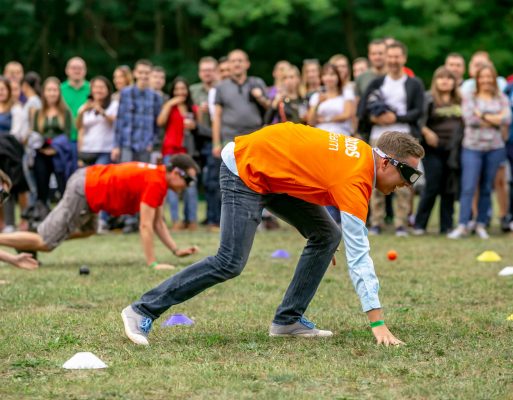 Konkurencja sprawnościowa na imprezie firmowej.