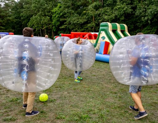 Ludzie rozgrywają mecz na evencie integracyjnym outdoor.