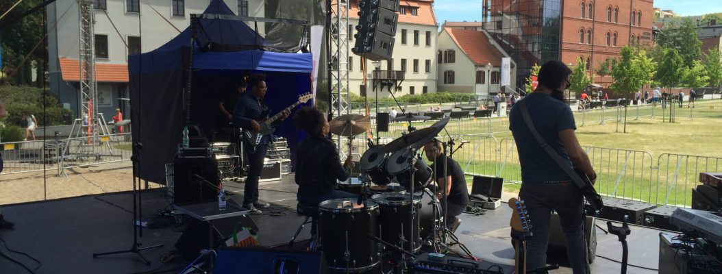 Muzycy grają koncert plenerowy na scenie festiwalu Drums Fusion.
