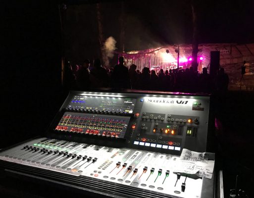 Sprzęt do nagłośnienia na plenerowej imprezie integracyjnej.