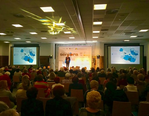 Konferansjer przemawia na kongresie w sali konferencyjnej.