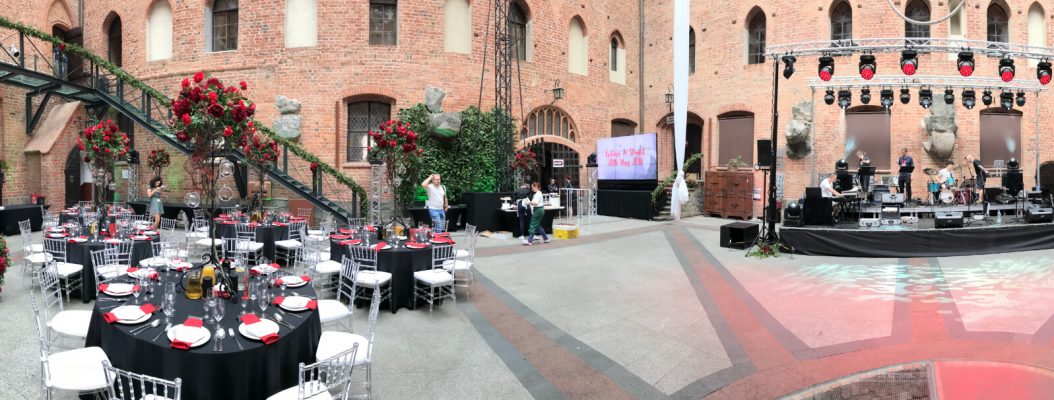 Scena nagłośnienie i oświetlenie zorganizowane na potrzeby wesela na zamku.