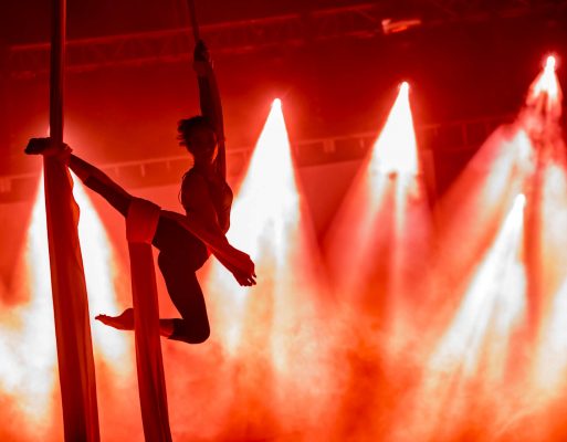 Pokaz akrobacji artystycznej na szarfach na prywatnej imprezie okolicznościowej.