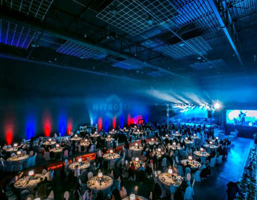 Koncert w dużej hali zorganizowany jako atrakcja bankietu firmowego.