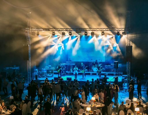 Koncert zespołu Łzy oświetlony na niebiesko na imprezie integracyjnej.