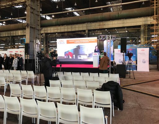 Prelegentka występuje na scenie w czasie kongresu.