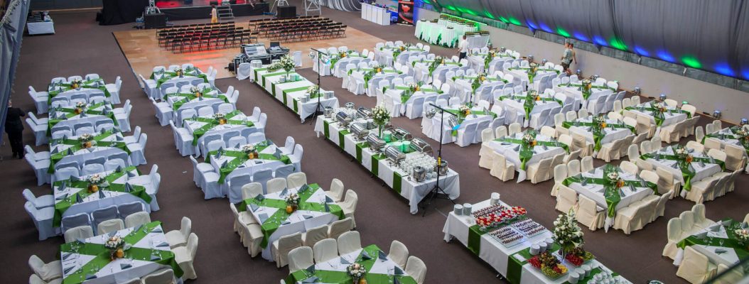 Elegancki wystrój stołów na bankiet firmowy.