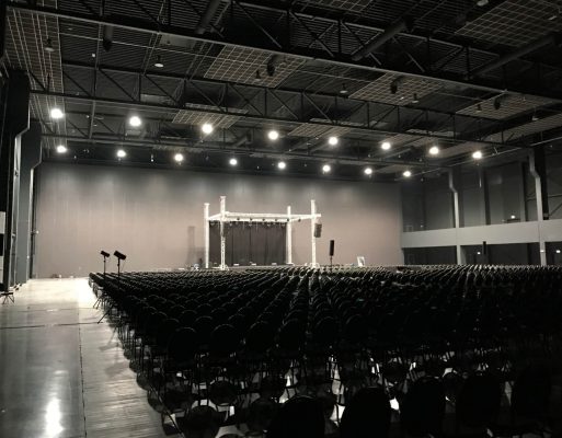 Scena na hali postawiona w ramach obsługi technicznej konferencji.