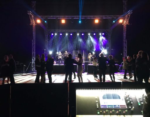 Duża scena zorganizowana na potrzeby koncertu w czasie prywatnego jubileuszu.