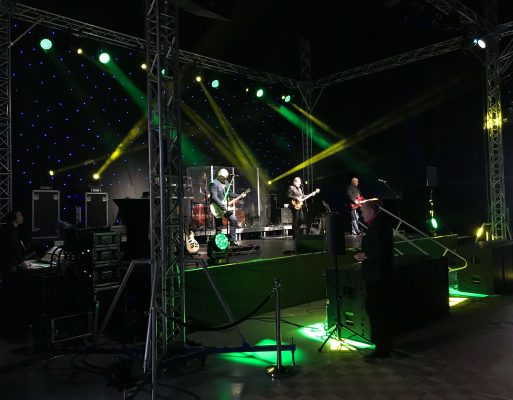 Zespół Żuki gra koncert na imprezie firmowej.