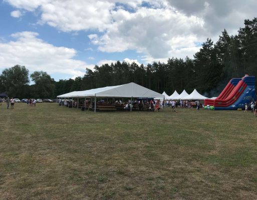 Festyn zorganizowany na leśnej polanie.
