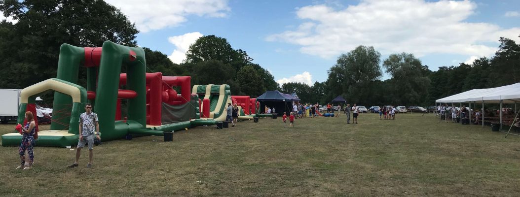 Festyn zorganizowanym na polanie z namiotami i dmuchanymi atrakcjami.
