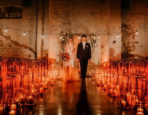 Ślub w sali w stylu postindustrialnym.