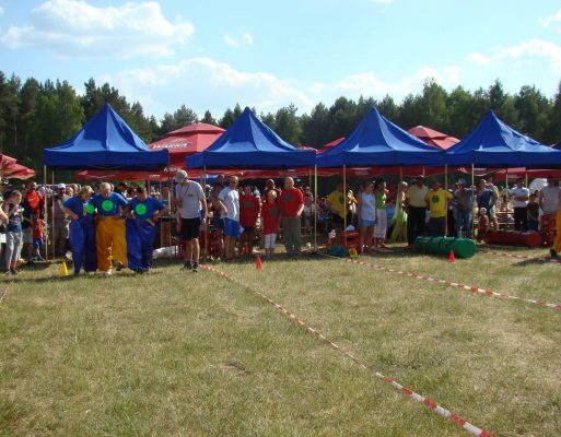 Ludzie biorą udział w wyścigu na imprezie integracyjnej.