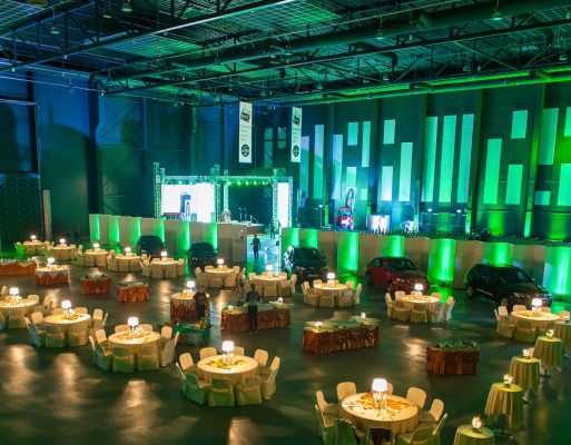 Hala konferencyjna przystosowana do organizacji bankietu firmowego.