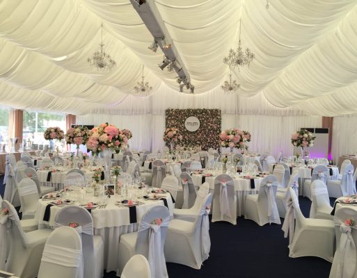 Sufitowe oświetlenie stołów zorganizowane w ramach obsługi technicznej wesela.